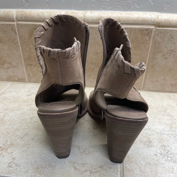 Vince Camuto size 8.5 - Picture 2 of 7